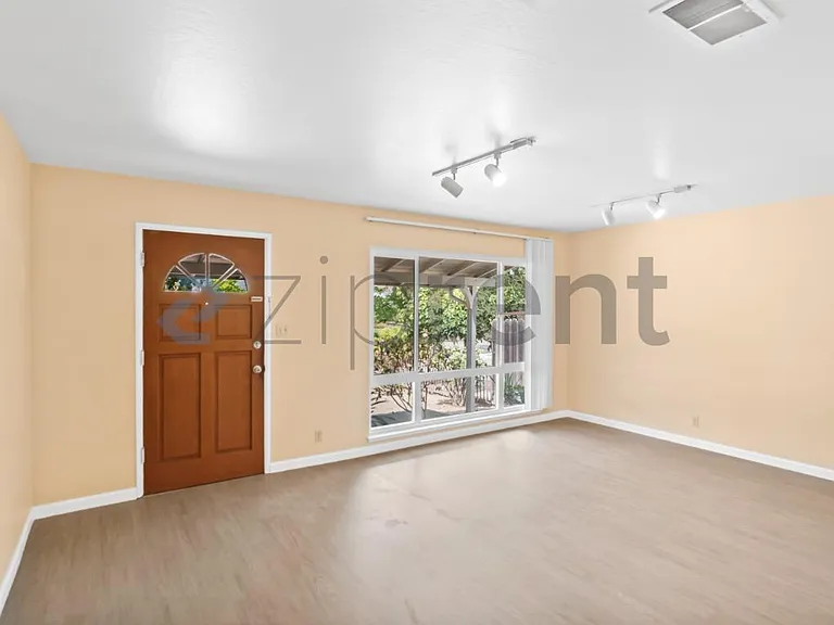 4842 Englewood Dr — Photo 4