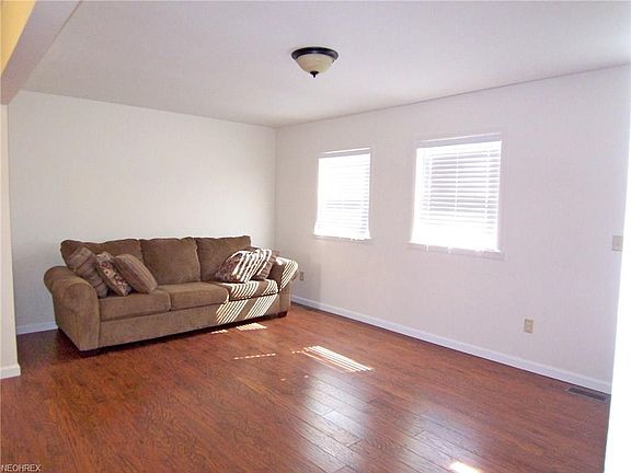 3rd image of 106 Ash Cir