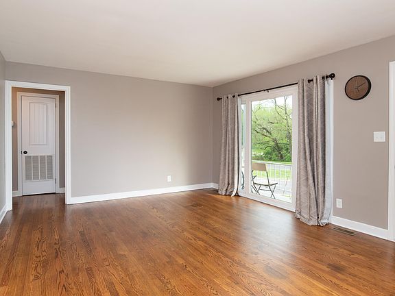 5th image of 1102 N Wilcox Dr
