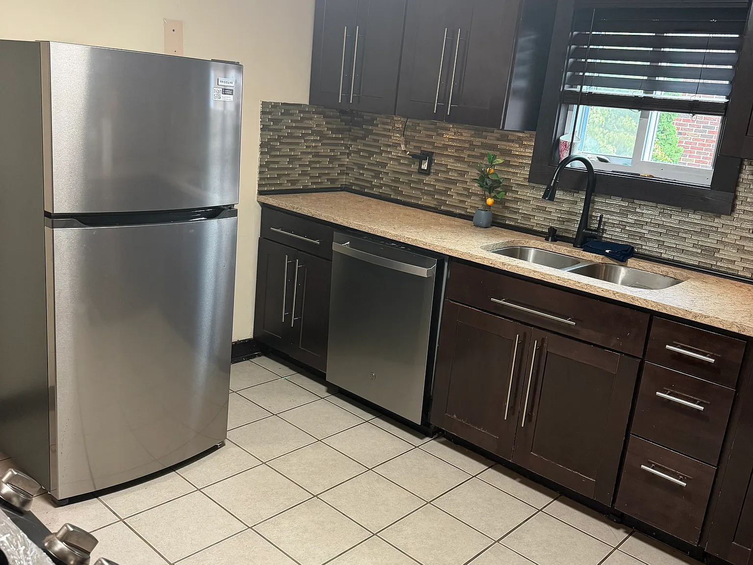 3 bed, 1300 sqft, $1,800 — Photo 2