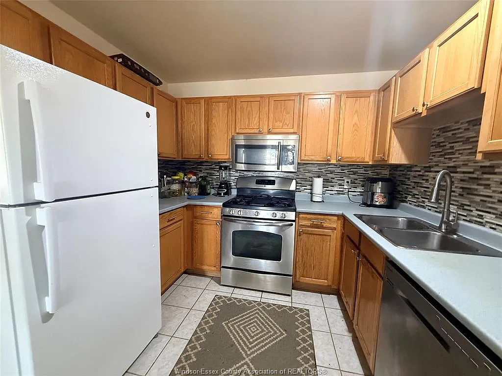3 bed, $2,690 — Photo 3