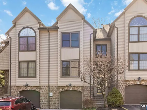 30 Jordan Dr, River Edge, NJ 07661