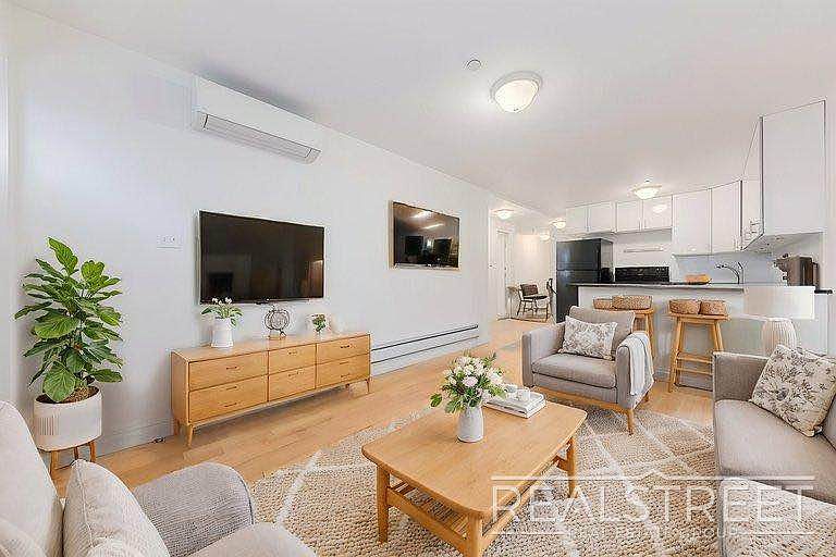 1st image of 527 Chauncey St APT 1R