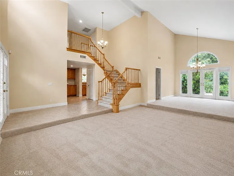 2811 N Roxbury St — Photo 2