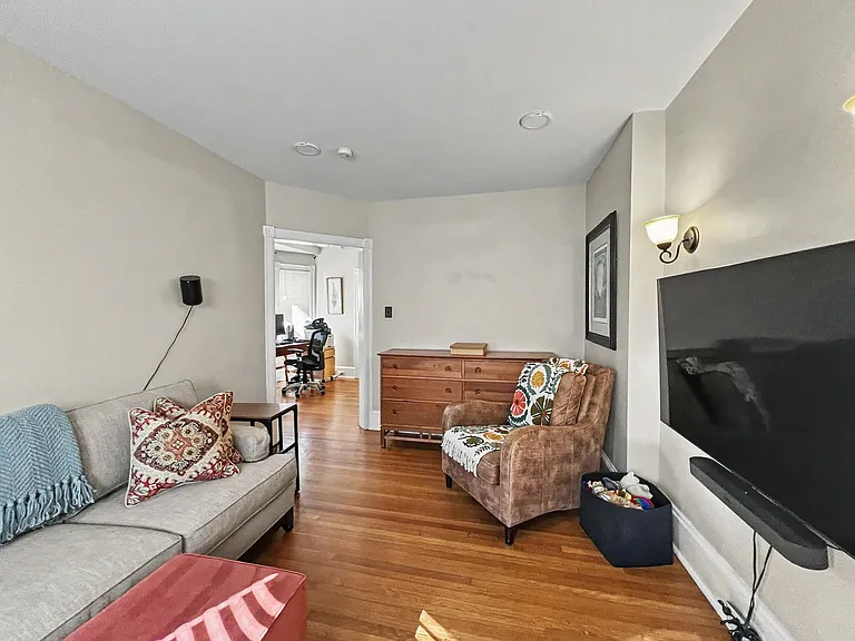 1039 Rees Ave — Photo 3