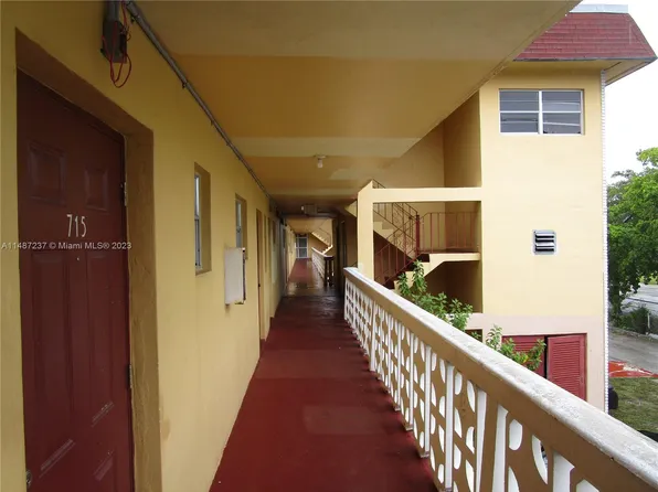 303 NE 187th St APT 715, Miami, FL 33179