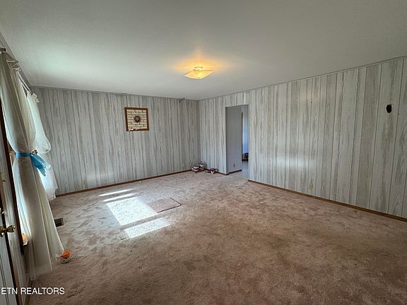 2nd image of 211 Black Oak Rd