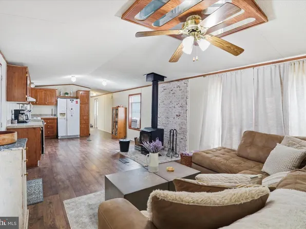 861 Royal Crest Dr, Martinsburg, WV 25401