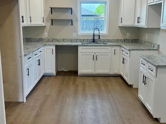 4th image of 302 Clement Rd