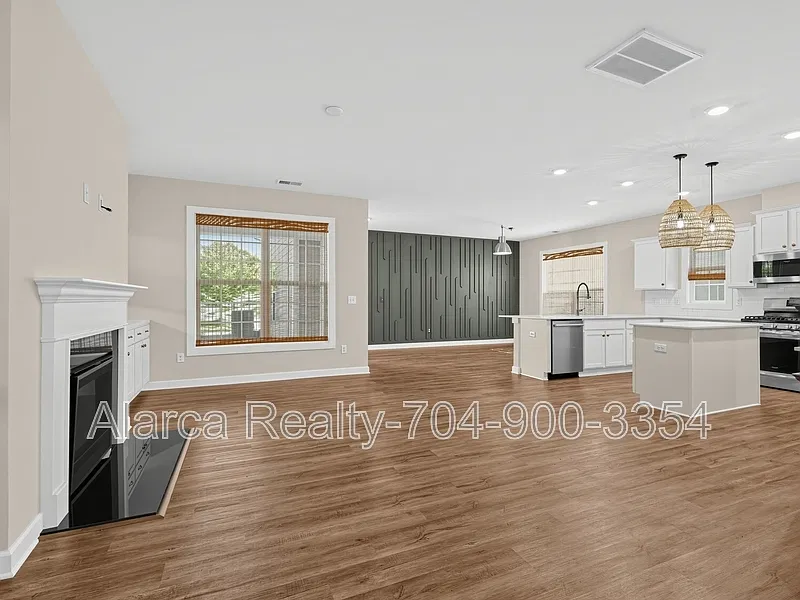 4 bed, 3.5 bath, 2730 sqft, $3,400 — Photo 3