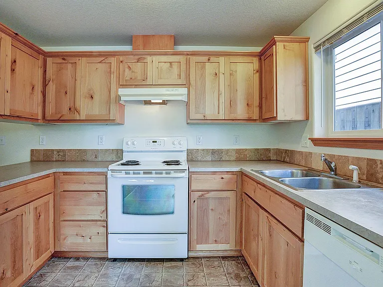 2215 Sam Parrett Dr — Photo 12