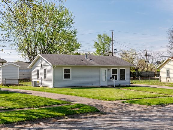 2nd image of 883 Omard Dr