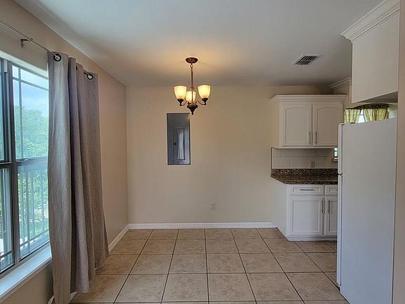3rd image of 115 Lindsey Ln APT B