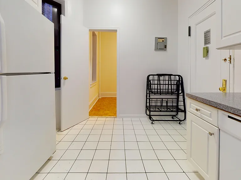 243 E 38th St #3D — Photo 7