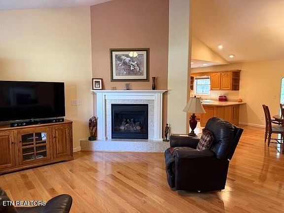3rd image of 204 Lakeview Dr