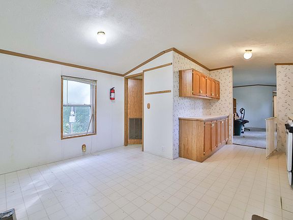 3rd image of 35 Ash St