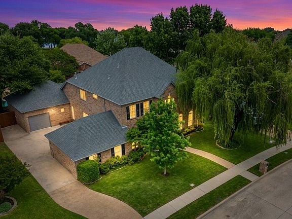 3rd image of 2704 Lakesedge Dr