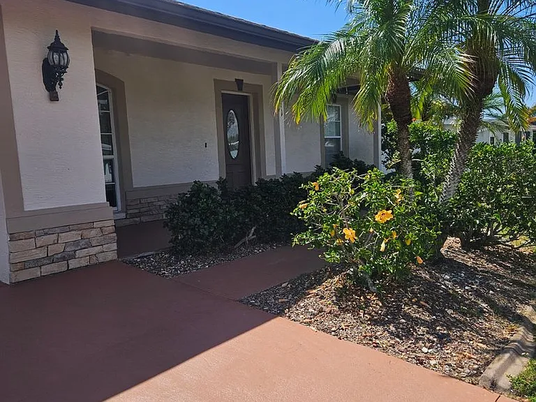 511 Palmetto Dr NE — Photo 2