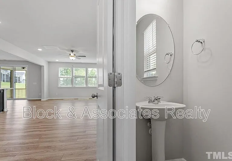 111 Umbrella Way — Photo 4