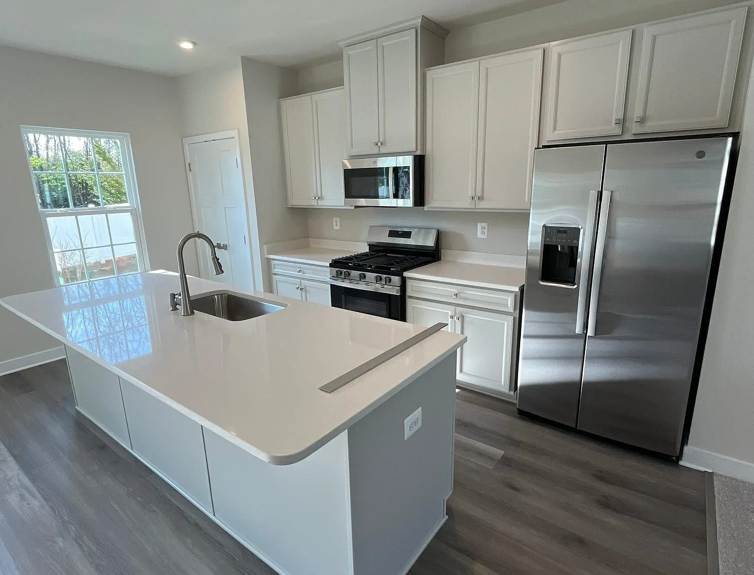 4 bed, 3.5 bath, 2016 sqft, $2,750 — Photo 3