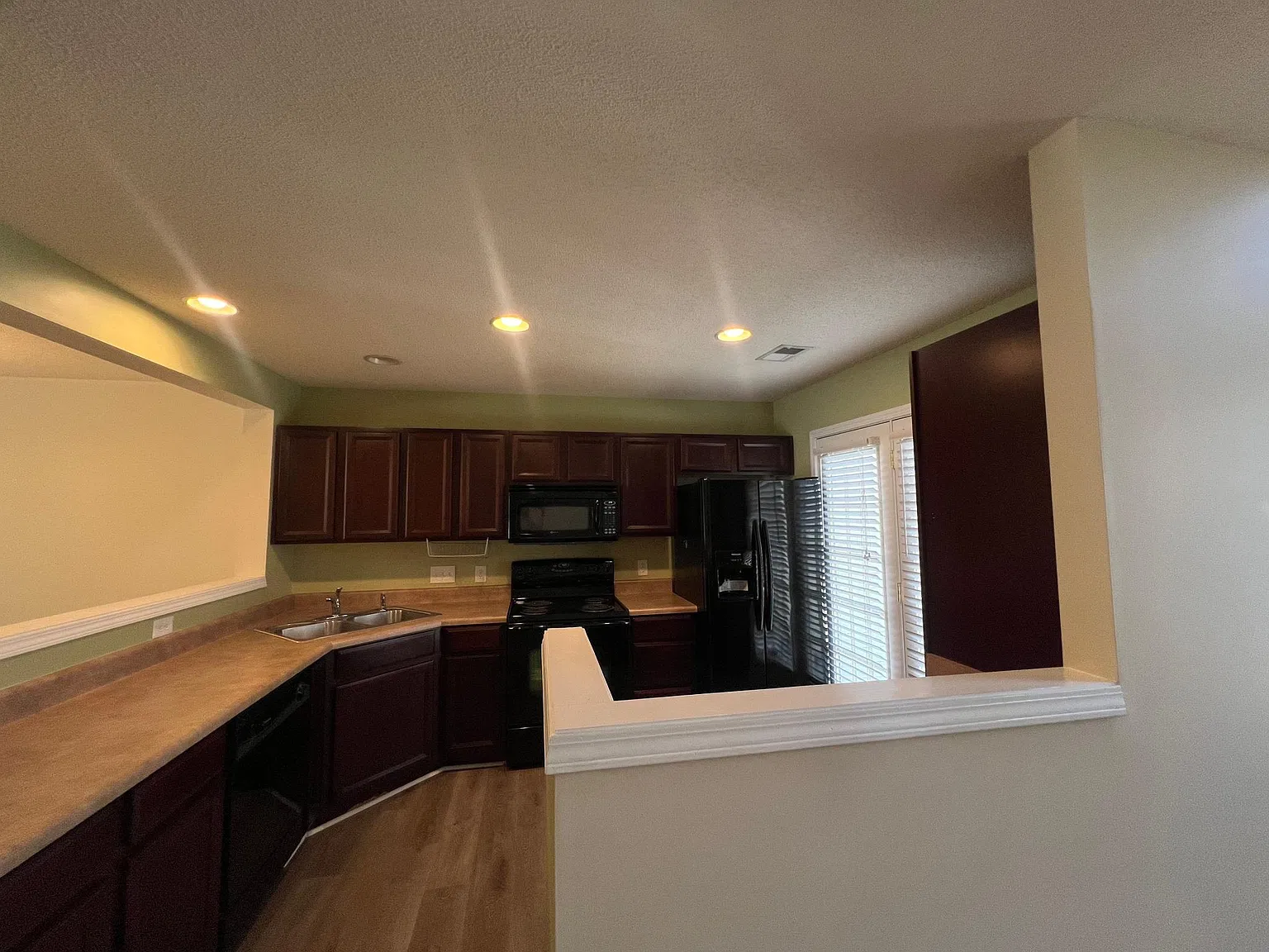 3 bed, 2.5 bath, 1657 sqft, $2,100 — Photo 4