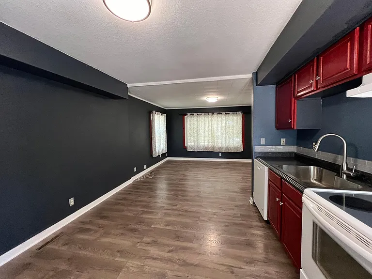 141 S Custer Ave — Photo 13