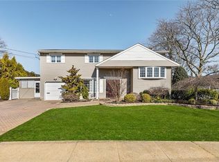 2821 Beach Dr, Merrick, NY 11566