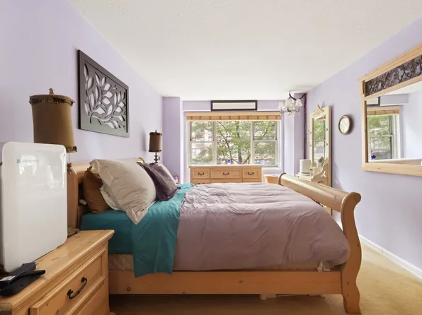 300 East 40th Street image 4 of 12