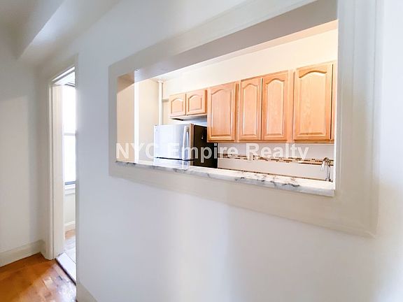 3rd image of 301 E 38th St APT 6E