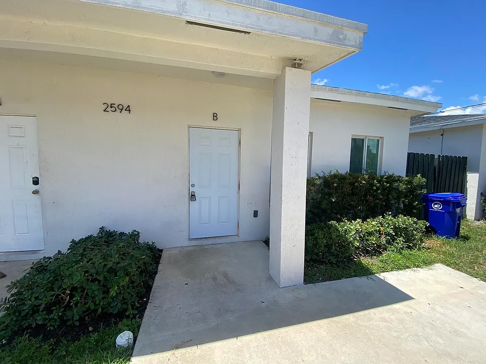 2594 NW 20th St #B
