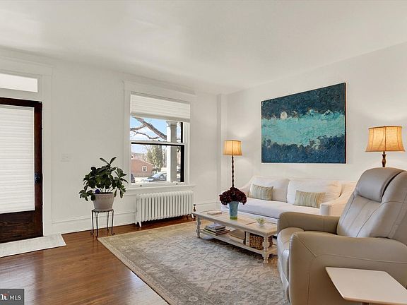 5th image of 228 Lewis St