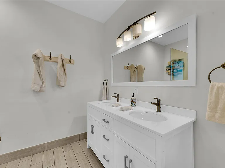 2633 NE 3rd Ave — Photo 15