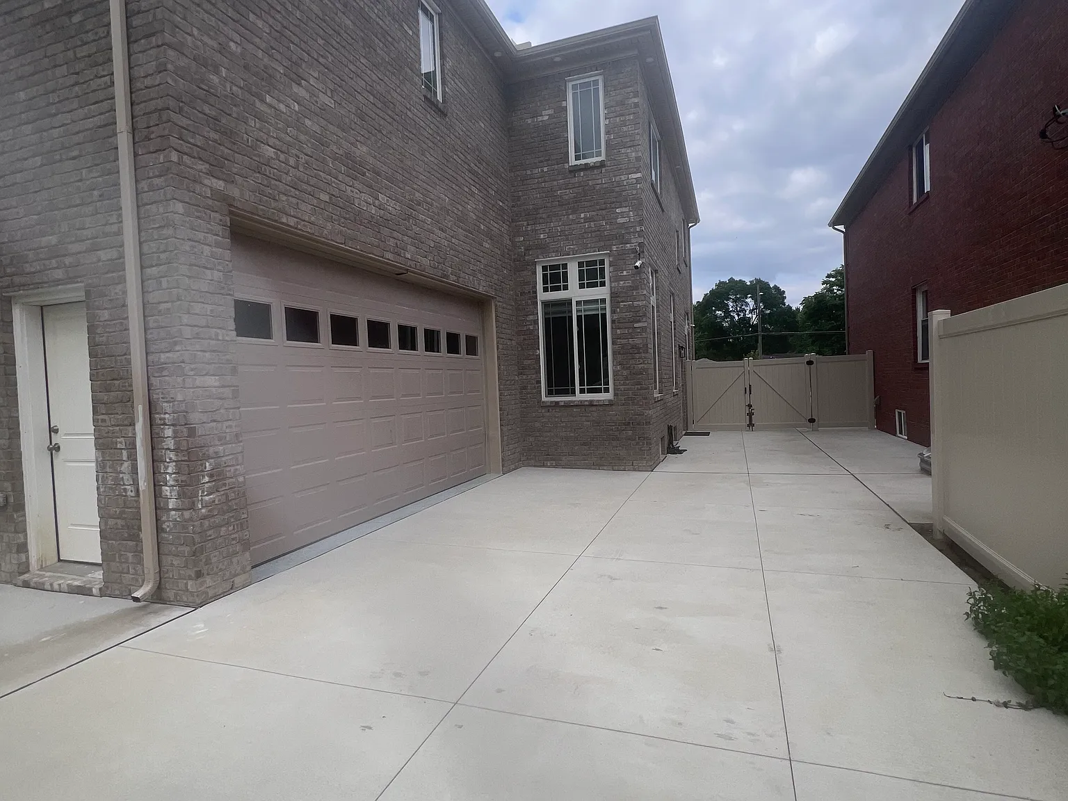 3 bed, 2300 sqft, $6,000 — Photo 3