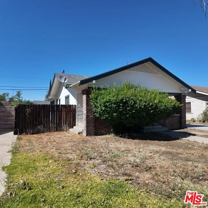 3 bed, 1.0 bath, 1095 sqft, $1,868 — Photo 3