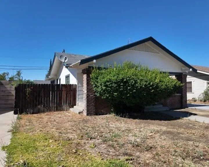 2416 Chester Ln — Photo 3