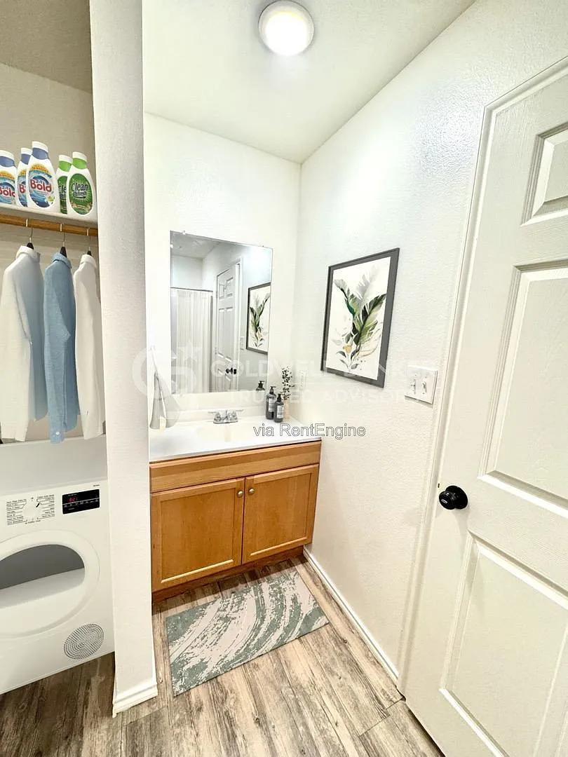 3 bed, 1.0 bath, 963 sqft, $1,050 — Photo 3