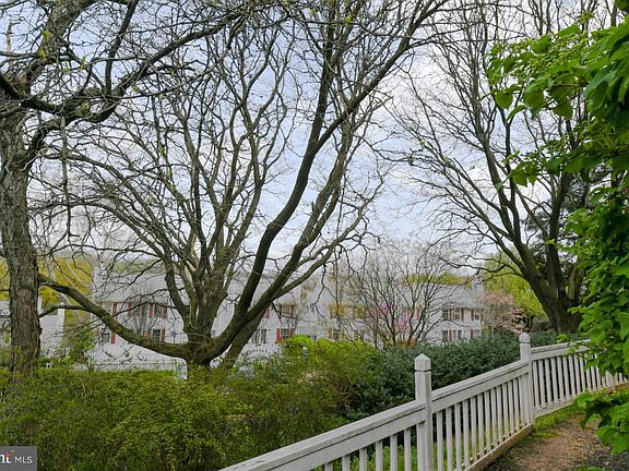 4th image of 2807B S Woodrow St #1
