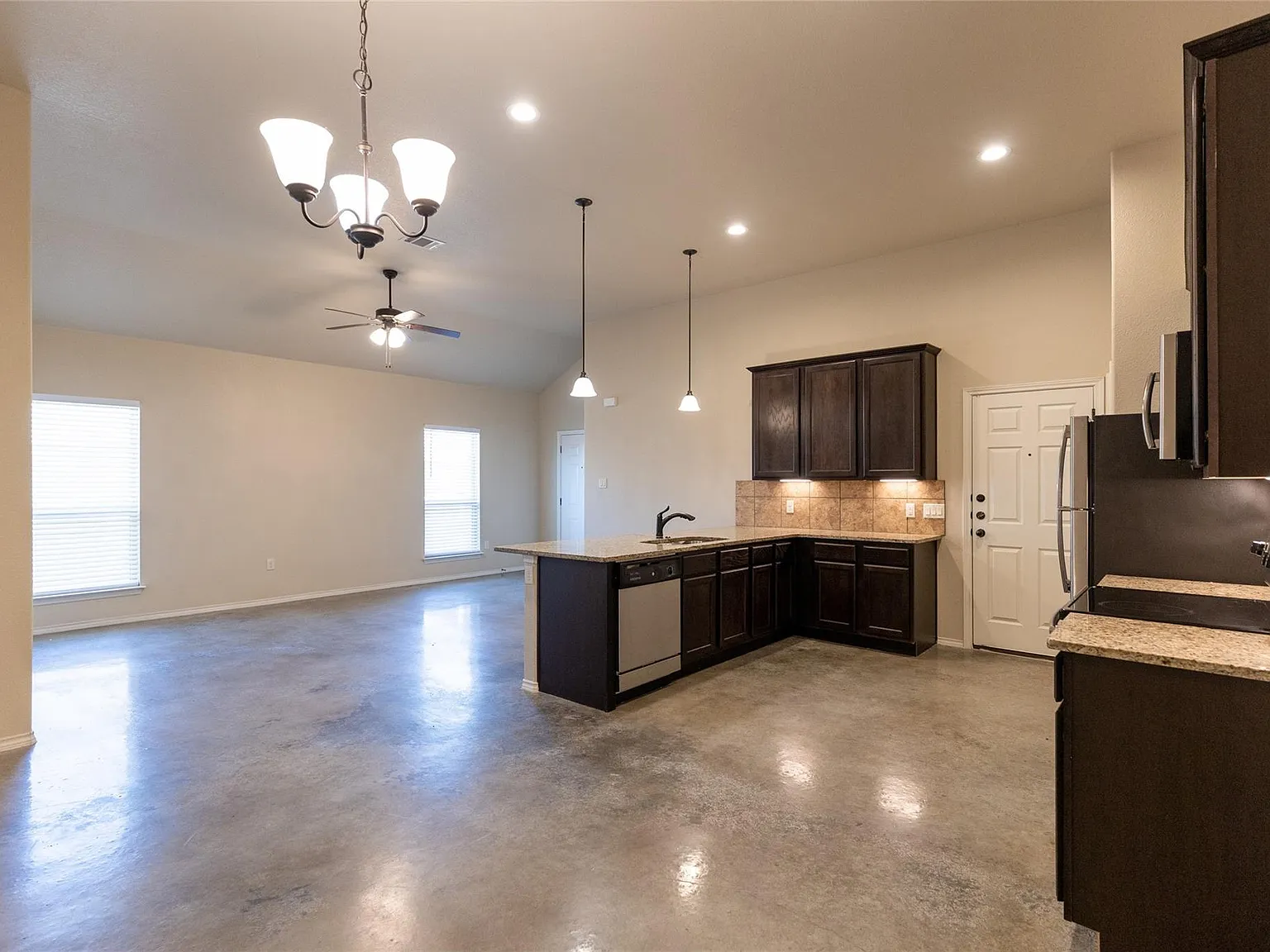 3 bed, 2.0 bath, 1359 sqft, $1,650 — Photo 3