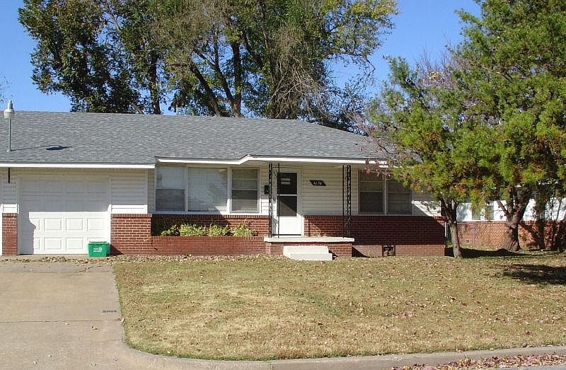 Front view (Lawn care provided!