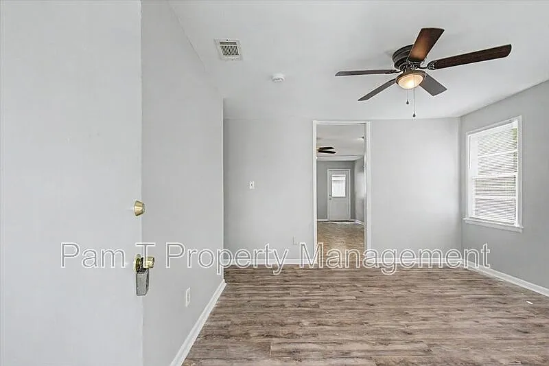 3 bed, 1.0 bath, 1118 sqft, $1,595 — Photo 4
