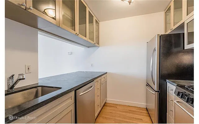 Rented by Douglas Elliman | media 16