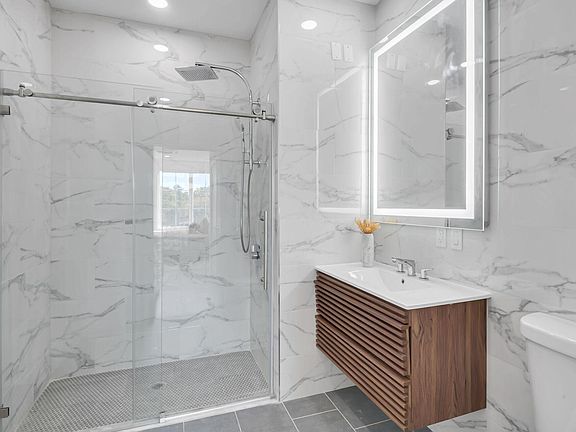 5th image of 35 Jefferson Ave Unit 308