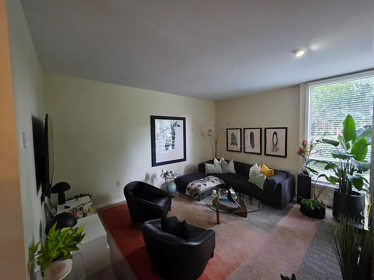 717 Botetourt Gdns — Photo 5