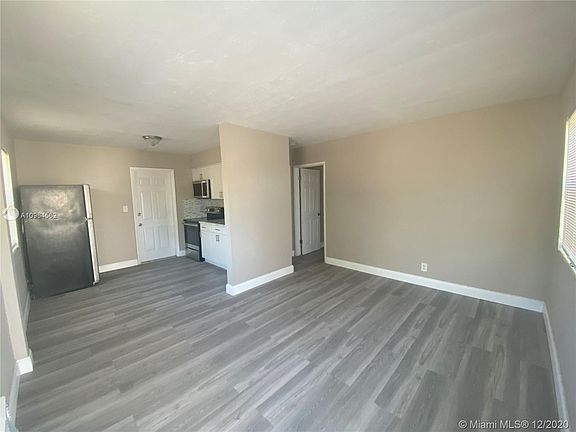 4th image of 2300 Douglas St #2