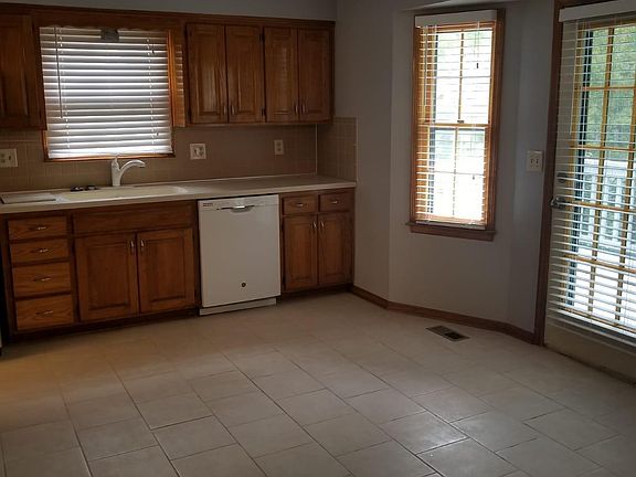 5th image of 15339 Newton St