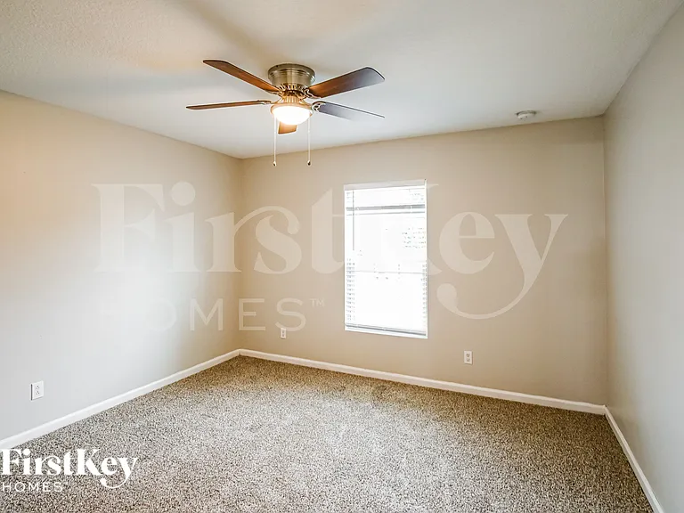 931 SE Thornhill Dr — Photo 12