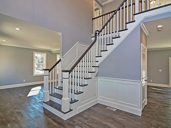 5th image of 9 Oakhill Ave