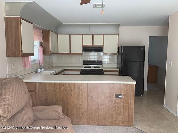 5th image of 20 Manitoba Ct