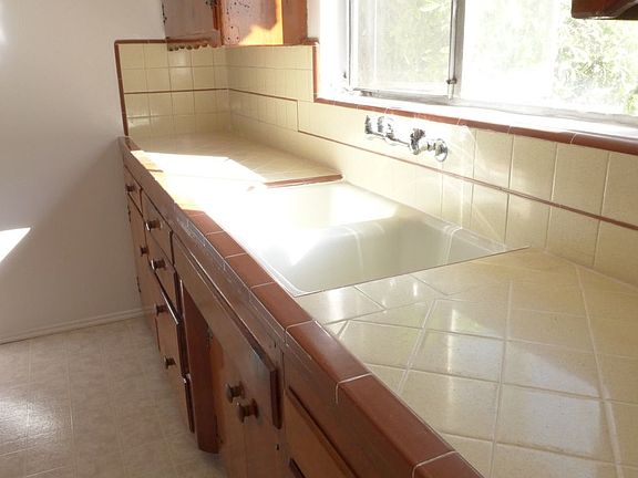 5th image of 11678 Magnolia Blvd APT 2
