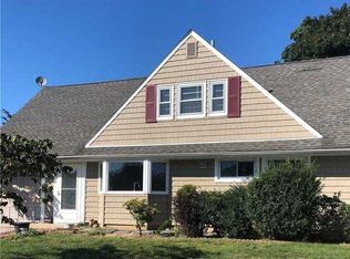 29 Wagon Ln, Levittown, NY 11756